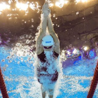 Vers gelakte nagels en donkere badslippers