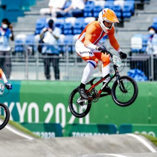 Gigantische schoenen vullen in Parijs